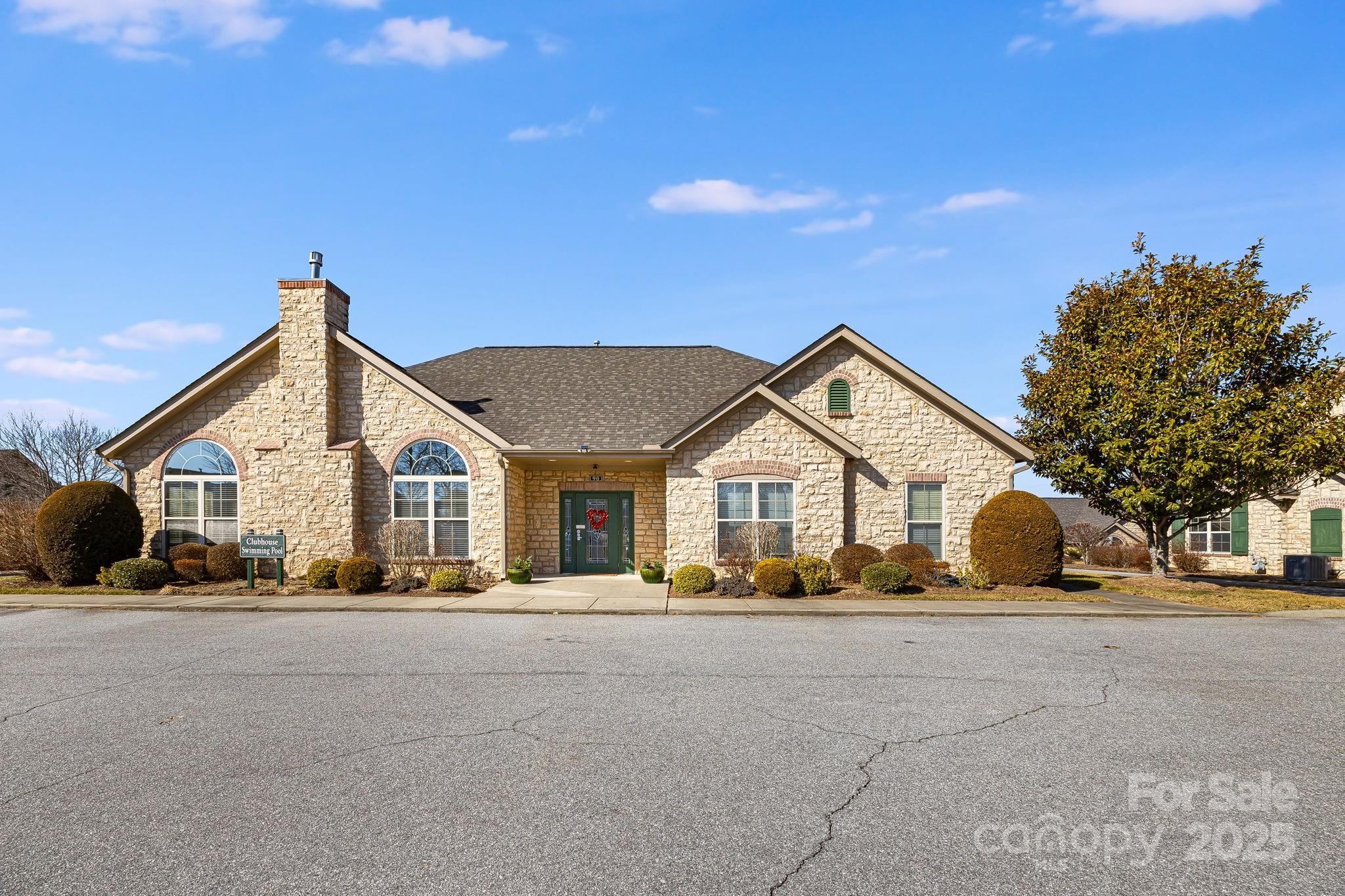 Flat Rock, North Carolina 28731, United States, 2 Bedrooms Bedrooms, ,2 BathroomsBathrooms,Residential,Active,7028