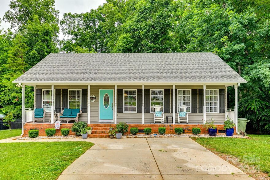 SELLER WILL REVIEW BEST & FINAL OFFER BY 5PM TODAY. Welcome to your private retreat nestled on a wooded cul-de-sac lot in sought after Fort Mill. This 3-bedroom home is situated central to all Fort Mill has to offer with close proximity to the downtown district and acres of Anne Springs Greenway. Abundant natural light and soaring ceilings welcome you to the main living area. With an open floor plan, the living area opens to the kitchen and views of the backyard.  Owners retreat features a custom closet and en suite with updated features. The desirable split bedroom floor plan provides privacy for family and guests. This well-maintained home will not disappoint!