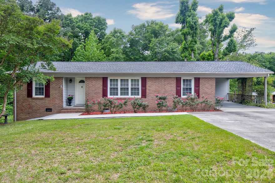 Just what you have been looking for is NOW on the market in popular BLACKMON CIRCLE!! WHY is it so POPULAR??
It's walking distance to KERSHAW ELEMENTARY SCHOOL, AND Andrew Jackson High is right up the road about 2 miles. It's a GREAT high school w/ high ratings.  This beautiful home is also walking distance to the post office, grocery store, convenience store, & just a few blocks from downtown Kershaw.  It has 3 bedrooms (master w/ a private bath), hardwoods throughout, all appliances convey (including W/D.), granite counter tops, large screened-in porch, encapsulated crawl space, & 2 outbuildings suitable for workshop or storage!  WHAT MORE COULD YOU ASK FOR?  Oh, one more thing....it sits on almost an acre of land!  Call me or your favorite Realtor for a showing TODAY!