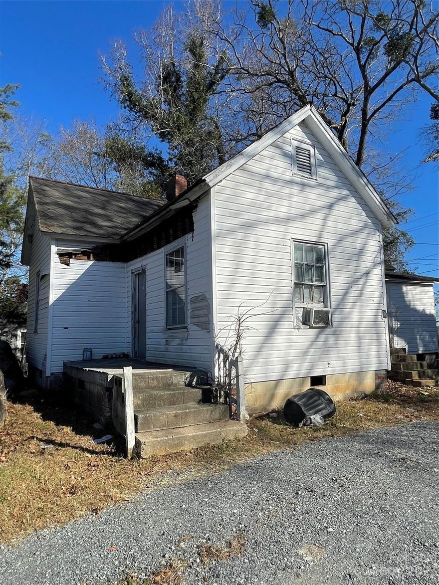 Investors! Investors!
Do not miss this opportunity to own this 2 Bed/1 Bath home located Downtown Great Falls near the Whitewater Park and Recreation Facility. This property would make a great investment to add to your rental portfolio or if you’re looking for a project, Fix and Flip. Bring your vision!!