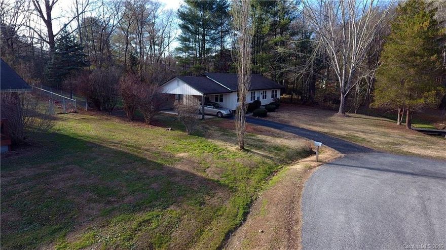 Well kept 3BR/2BA ranch house in Etowah area.  Located at the end of cul-de-sac on nice flat lot with stream and fruit trees.