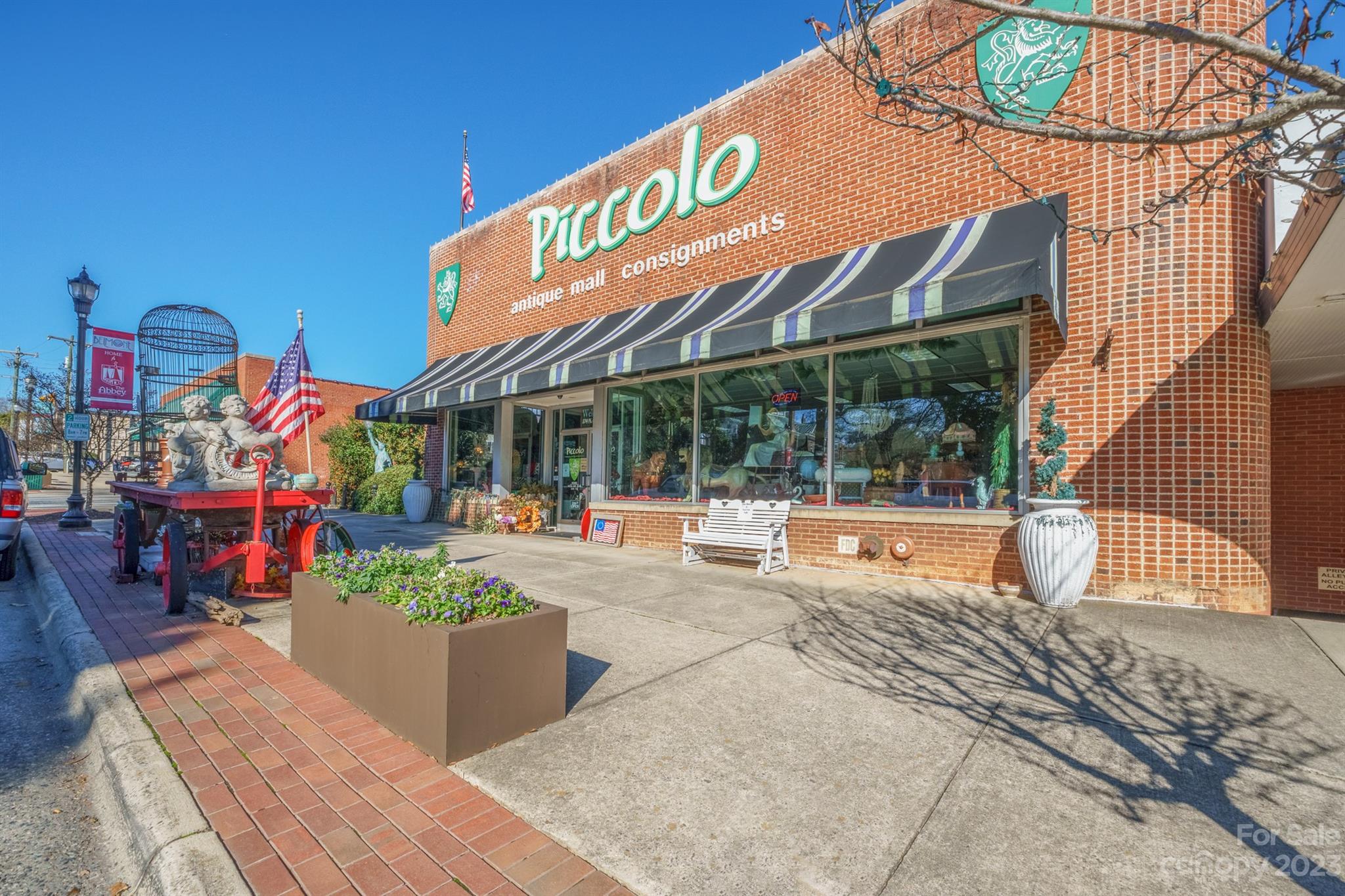 Main image without alt text