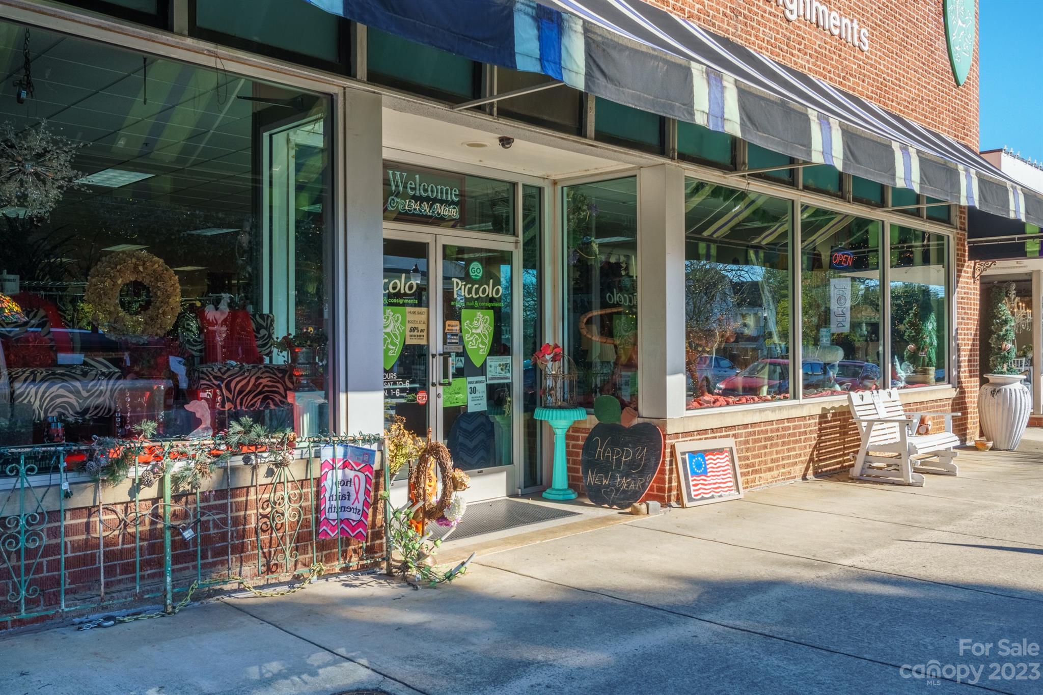 Main image without alt text