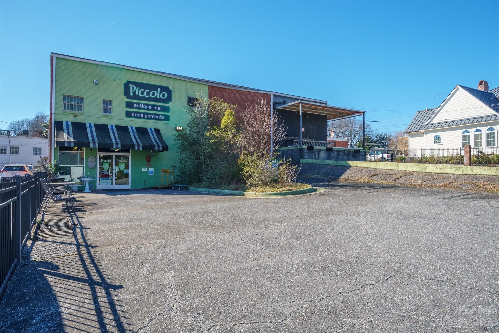 Main image without alt text