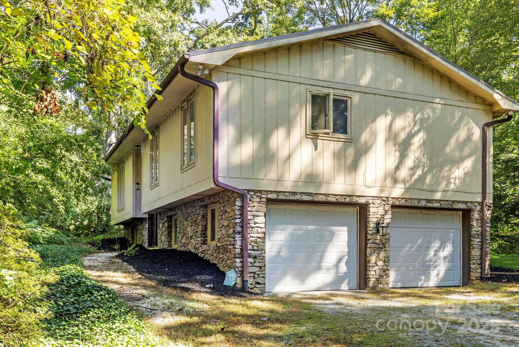 100 Greenbriar Avenue