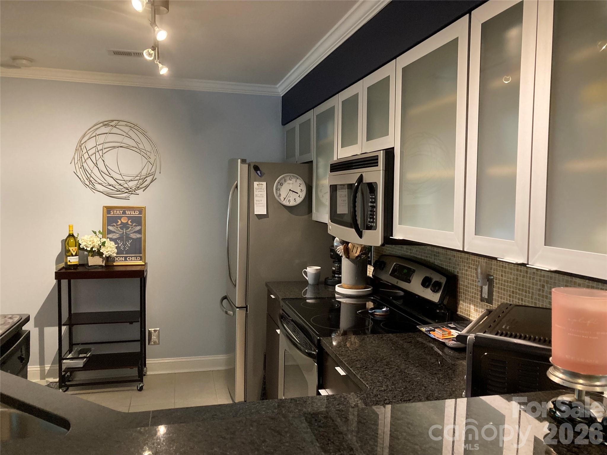 517 N Graham Street 2F