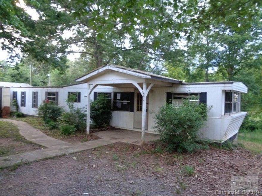 1986 2 bedroom 1 bath single wide mobile home on 1 acre of land located in the country with detached garage, partially fenced pasture, and outbuildings. Additional 1997 2 bedroom 2 bath single wide mobile home on property however no title. All offers must be submitted thru homesearch.com. Auction dates coming cash offers only will be accepted. $2500 nonrefundable buyers premium fee will be charged and added to winning bid.