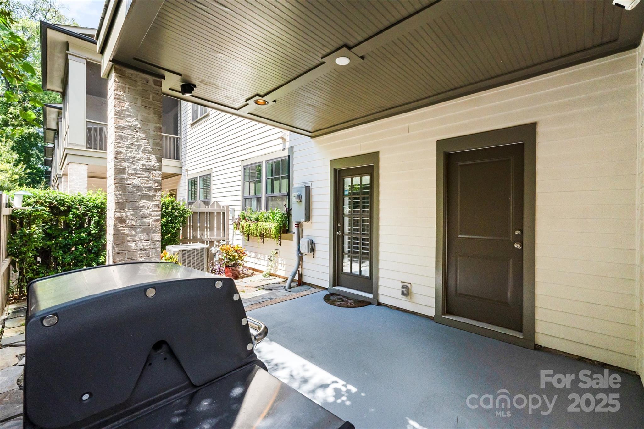 Charlotte, North Carolina 28209, United States, 3 Bedrooms Bedrooms, ,4 BathroomsBathrooms,Residential,Active,198555