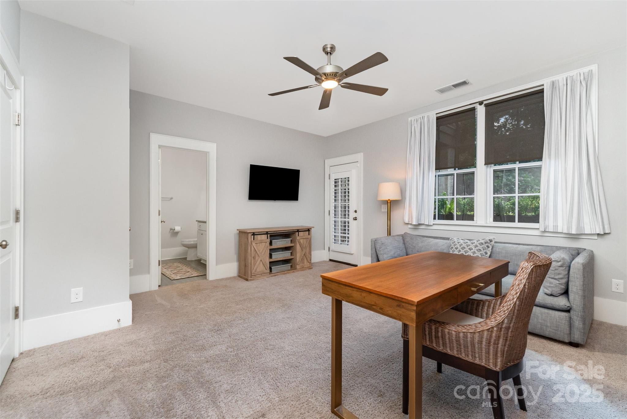 Charlotte, North Carolina 28209, United States, 3 Bedrooms Bedrooms, ,4 BathroomsBathrooms,Residential,Active,198555