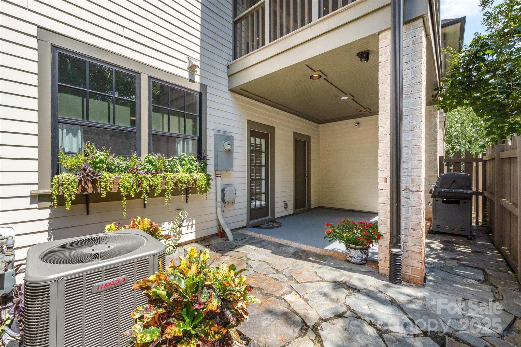 Charlotte, North Carolina 28209, United States, 3 Bedrooms Bedrooms, ,4 BathroomsBathrooms,Residential,Active,198555