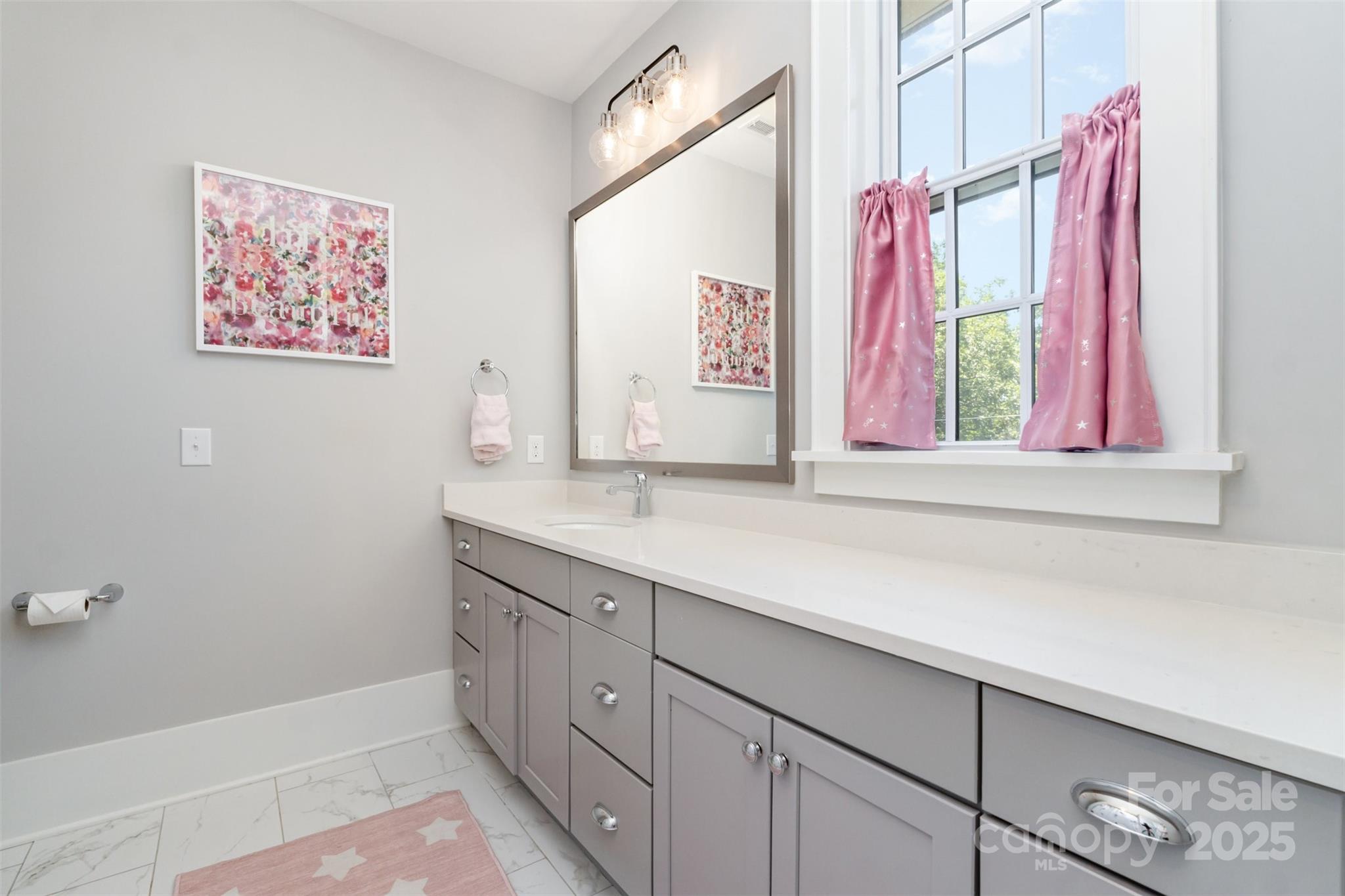 Charlotte, North Carolina 28209, United States, 3 Bedrooms Bedrooms, ,4 BathroomsBathrooms,Residential,Active,198555