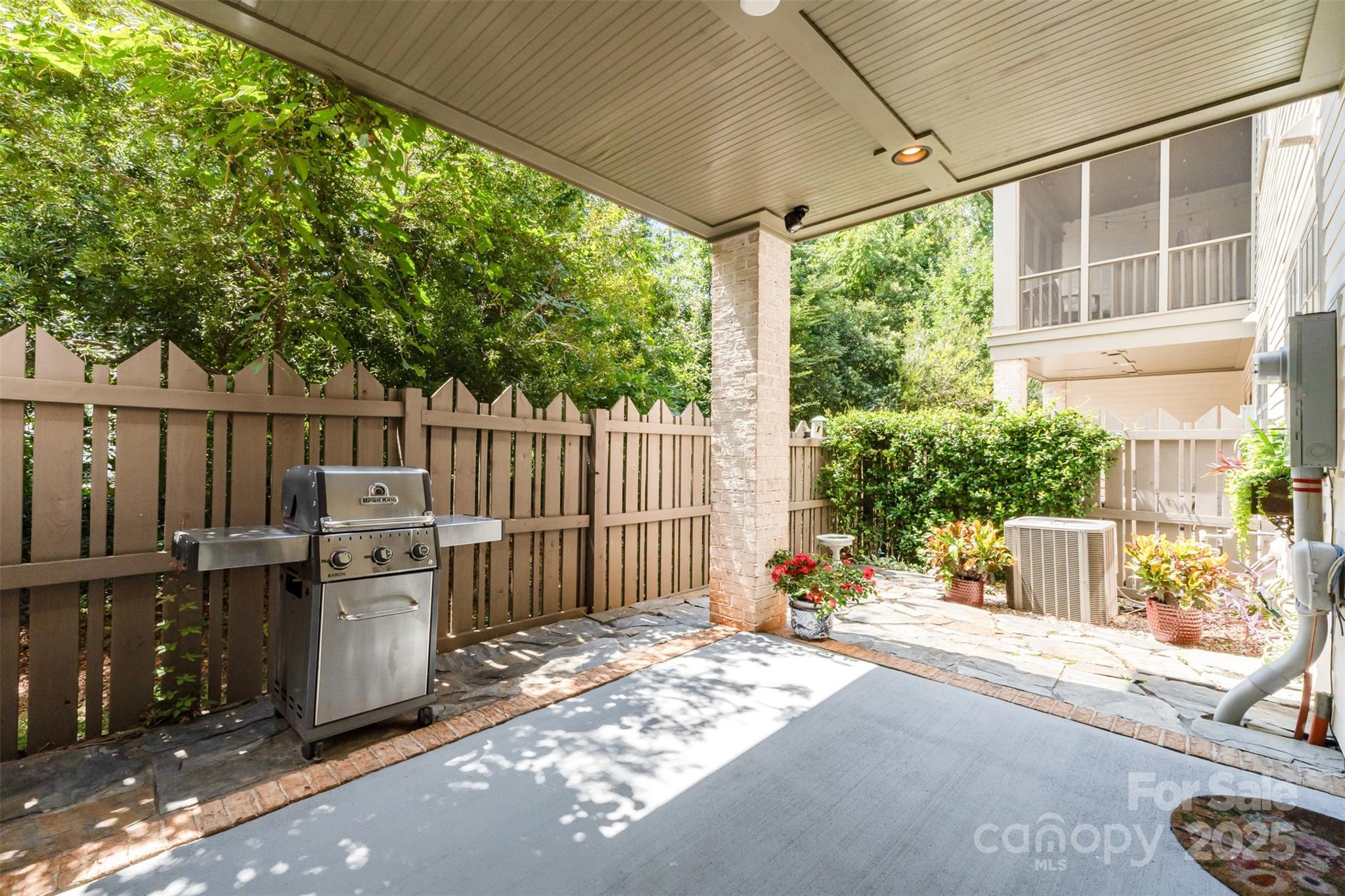 Charlotte, North Carolina 28209, United States, 3 Bedrooms Bedrooms, ,4 BathroomsBathrooms,Residential,Active,198555