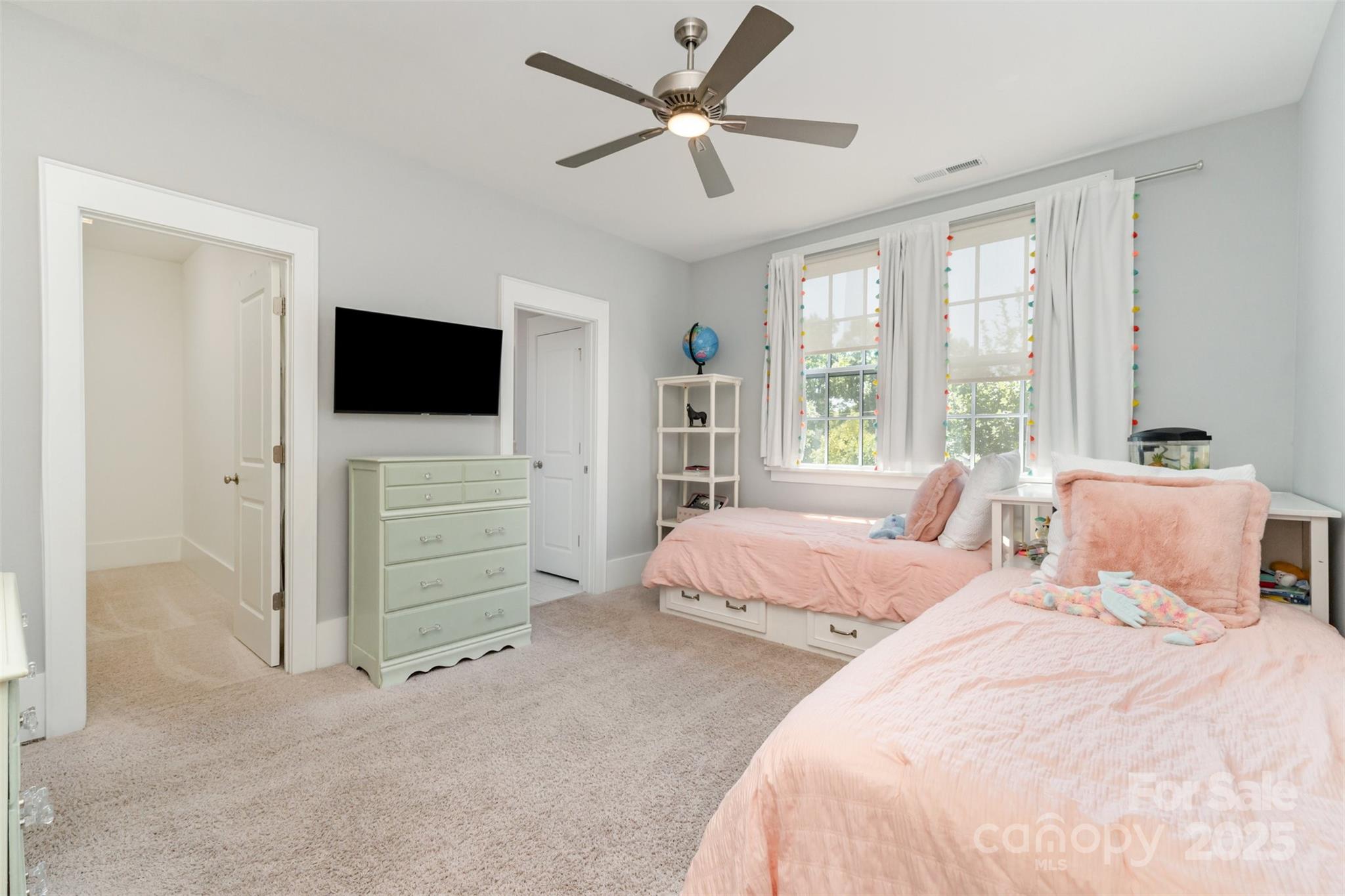 Charlotte, North Carolina 28209, United States, 3 Bedrooms Bedrooms, ,4 BathroomsBathrooms,Residential,Active,198555