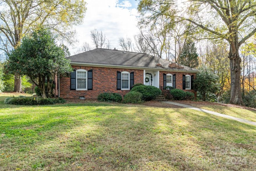 Rare Find in Downtown Davidson!
This charming property offers an unbeatable location within walking distance of Davidson’s historic Main Street. Situated on a spacious 0.90-acre lot, this 4-bedroom, 2-bath home features a fenced backyard and endless possibilities for expansion or building your dream home in one of the most sought-after areas.
Enjoy the convenience of being close to Davidson College, the lively Davidson Farmers Market, and an array of restaurants and boutiques that give Downtown Davidson its unique charm. Plus, you're just a short drive to Lake Norman, Uptown Charlotte, and Charlotte-Douglas International Airport—perfect for work or play!
Don't miss out—opportunities to own a home this close to Main Street don’t come along often!
Contact me today to schedule a private showing or learn more.