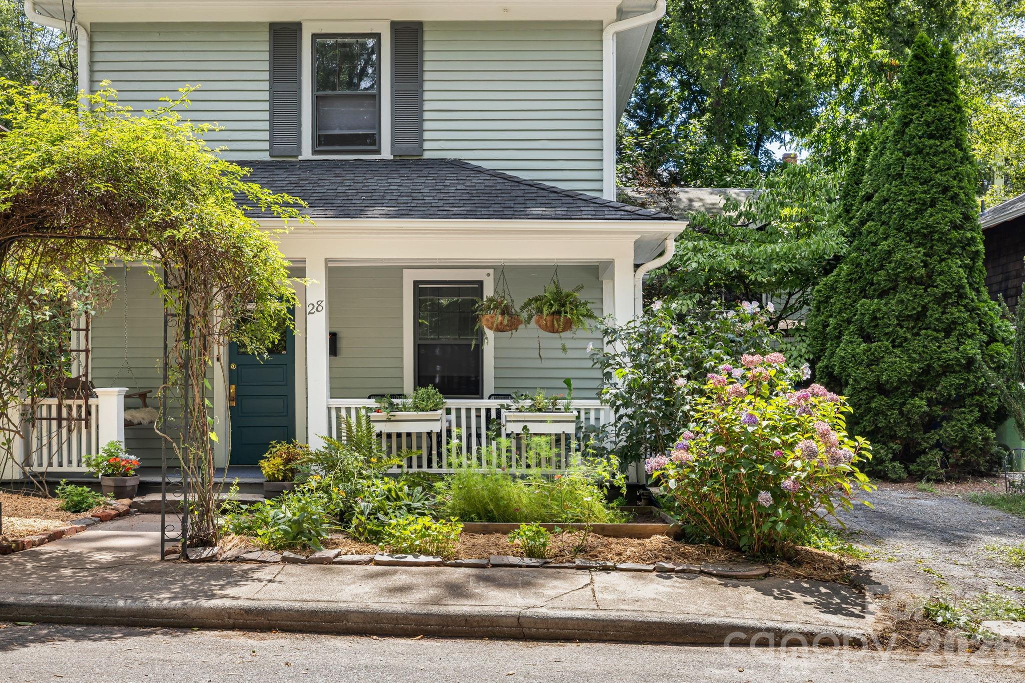28 Woodlawn Avenue