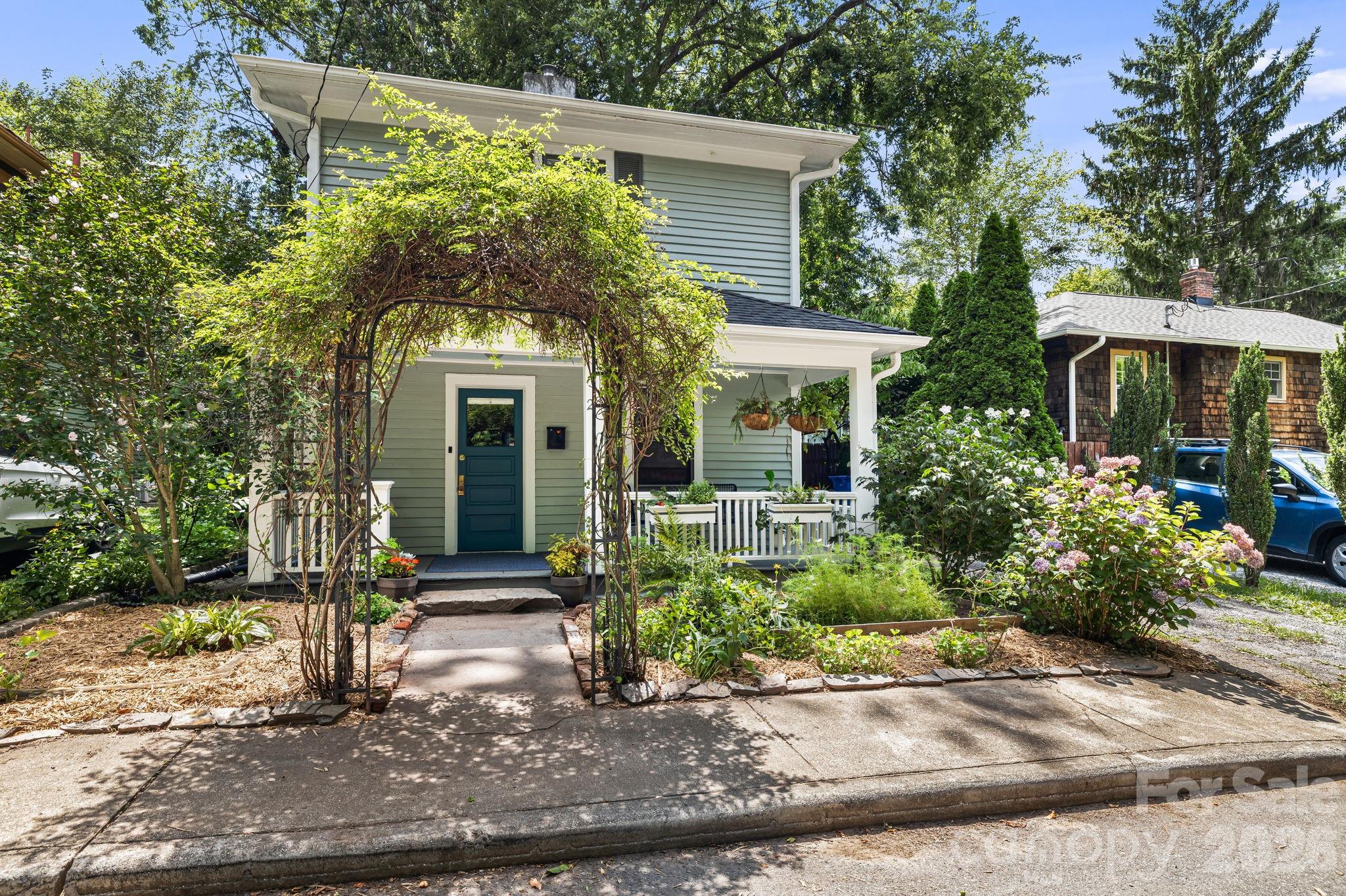 28 Woodlawn Avenue