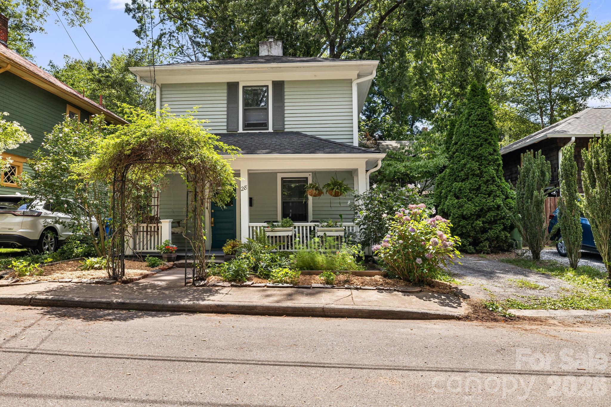 28 Woodlawn Avenue