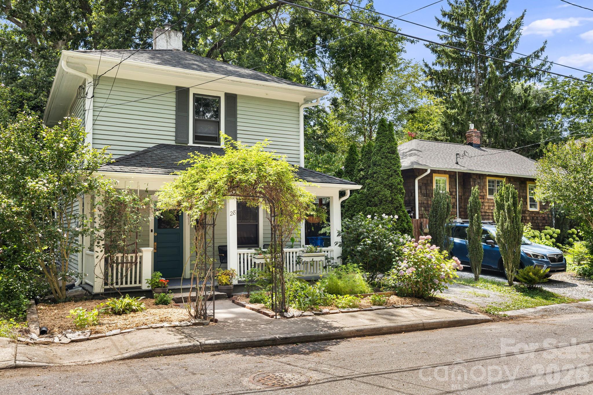 28 Woodlawn Avenue