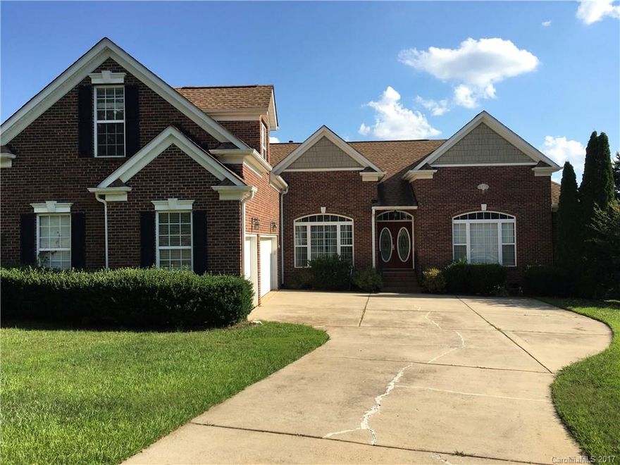 Come see to believe 1.5 story home on a cul de sac. Enjoy to view of the beautiful in ground pool. Tons of natural light comes into this spacious home! Kitchen has full set of stainless steel appliance, huge master bed room, plenty of closet space and a three car garage! Make your appointment to day at this home will not last long.