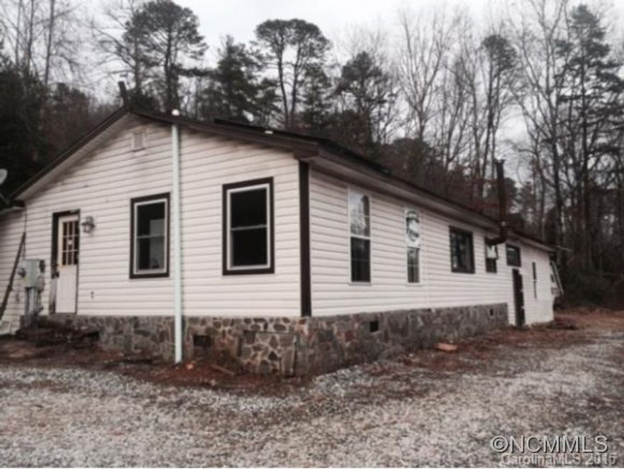 1 story mobile home, 2 bd and 1/2 bath in close distance to Brevard. County does not have info in septic or well.Sold as is where is.