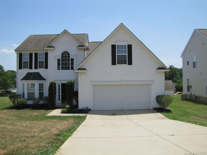 Pretty 4-BR, 2.5-BA landscaped home min. from I-77 & WT Harris Blvd. Two-story foyer w/Palladian window. GR w/vaulted ceilings, skylights, gas fplc & large windows. Lovely DR w/bay window & upgraded chandelier. Spacious kitchen w/light oak cabinets, black matching appliances & brkfst area w/access to patio & backyard. 1st-floor master suite w/garden tub,dual-sinks & sep shower. 2nd level has guest bedrooms, full bath & bonus area for desk, play area. Make sure to put this on your must-see list!