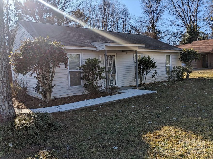 Great! Location! one level home! inside the Hickory Ridge Community. Wonderful opportunity for first time home buyers or investors. Fenced in back yard Beautiful level lot. This home has been well kept  and has a freshly painted interior., Nice Laminate flooring! A must see home!