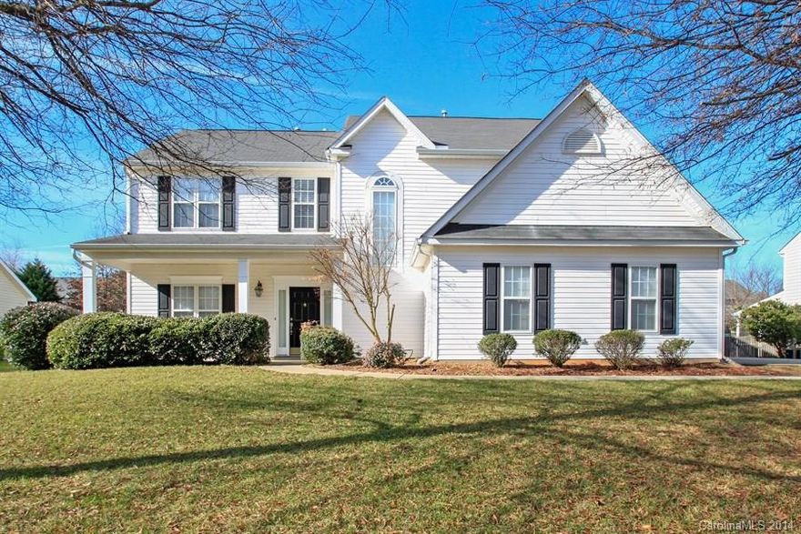 pacious home with an open floorplan, the Two-story foyer and staircase add drama. Upstairs has four bedrooms plus big loft bonus. HWD's in Foyer, Hallway and Powder RM. Naturally lit front room w/FP opens to Kitchen, recess lights and COMP Desk. 2ND FL Private QTRS have Owners Suite w/His-Hers closets, dual sinks, garden tub and separate shower.