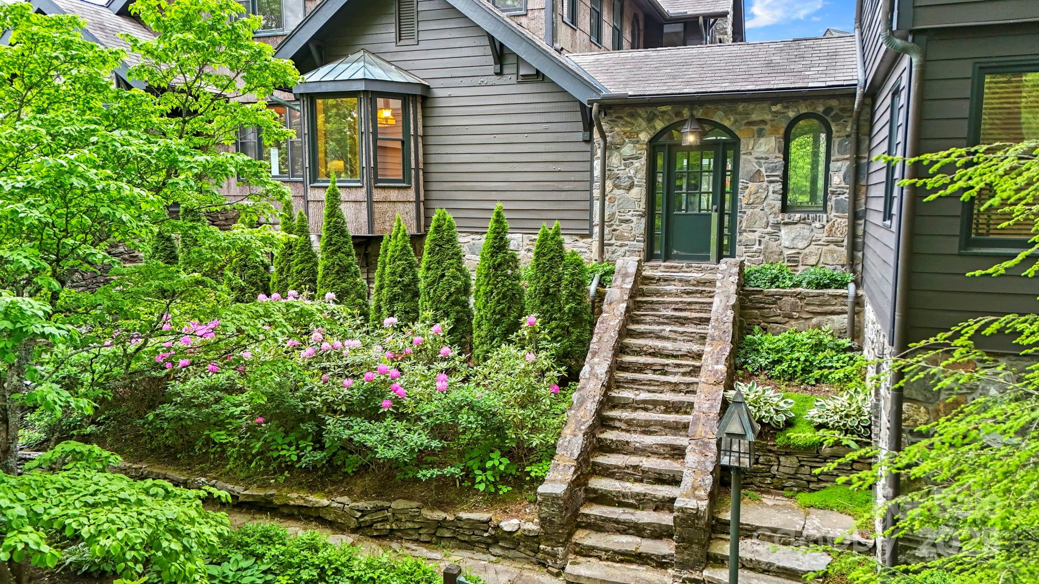 Blowing Rock, North Carolina 28605, United States, 4 Bedrooms Bedrooms, ,5 BathroomsBathrooms,Residential,Active,138826