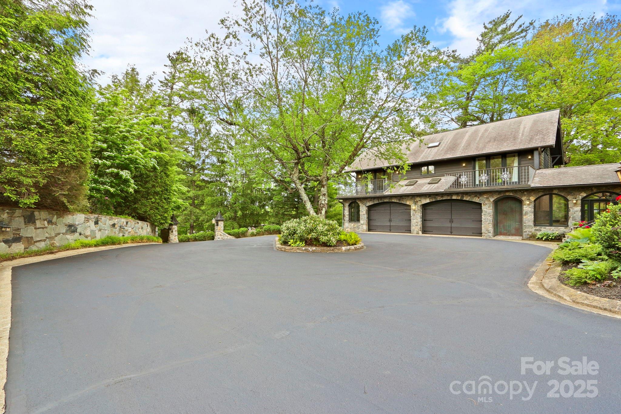 Blowing Rock, North Carolina 28605, United States, 4 Bedrooms Bedrooms, ,5 BathroomsBathrooms,Residential,Active,138826