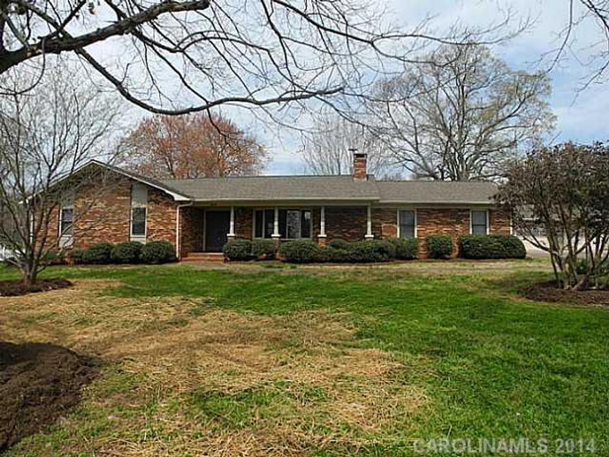A 4 car garage in the North Lincoln School district with a HUGE 28x28 Great Room. Wide open spaces, large bedrooms, great kitchen space and a lovely covered porch with outside cooking area. This home is priced to allow you to update as you like, but the location, floor plan and structure of the home are in great condition! Large fireplace and a fantastic laundry room round out the home. Two Lots