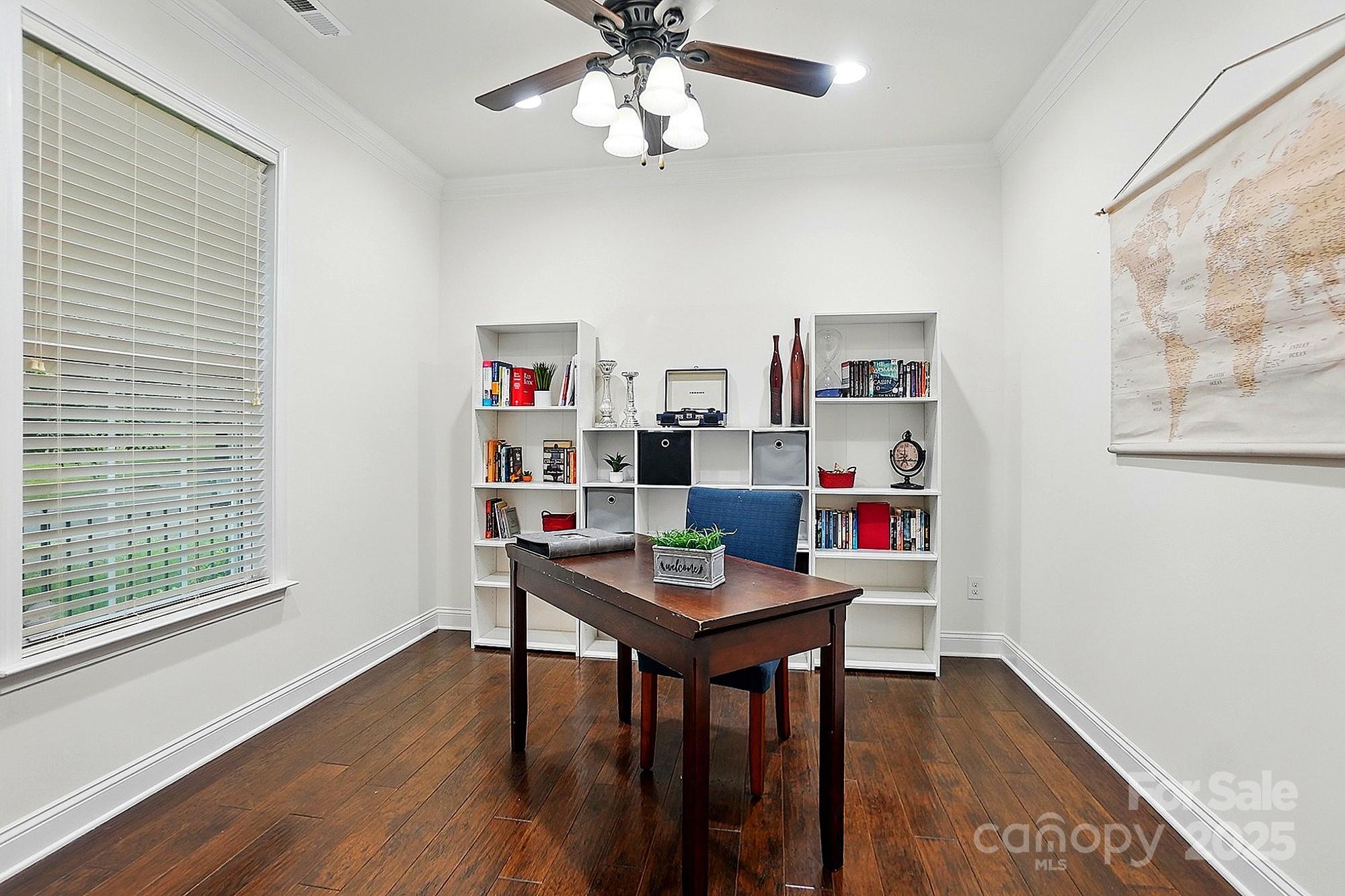 126 W Warfield Drive