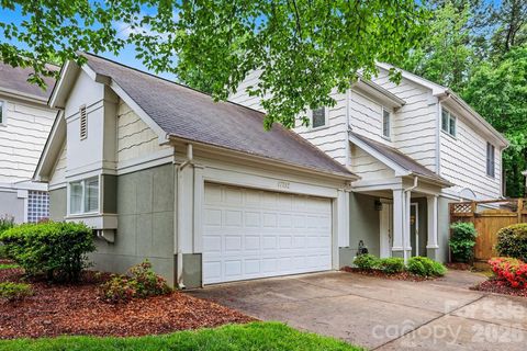 Photo of 17752 Kings Point Drive, Cornelius, NC 28031 (MLS # 4376528)