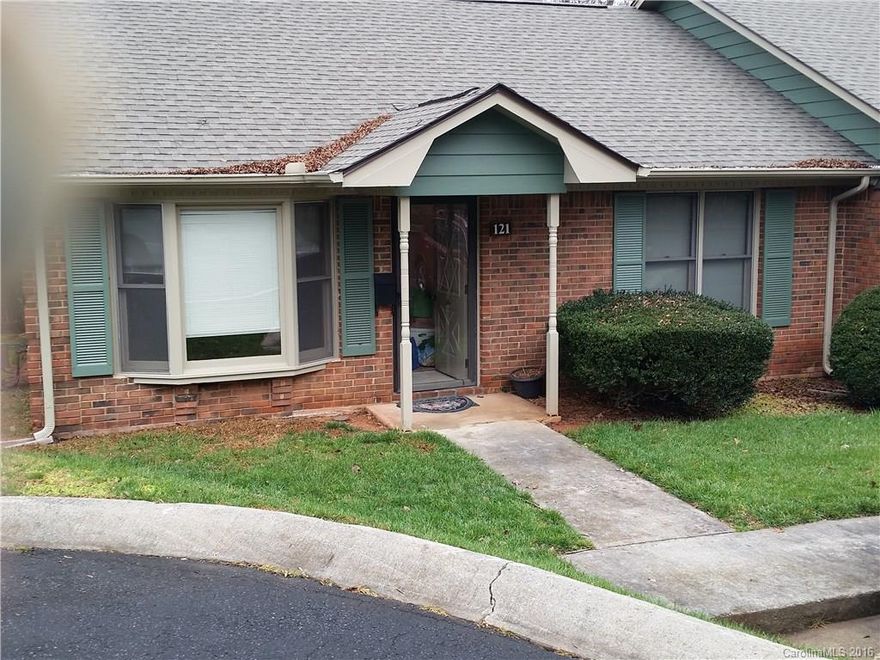Nice 2 Bedroom Townhome in Ashebrook Villas has new carpet and paint apinside neat and clean, screened back porch with wooded area behind for privacy. Pool in neighborhood close to town and schools. This is a one level unit with only one step going in front door.