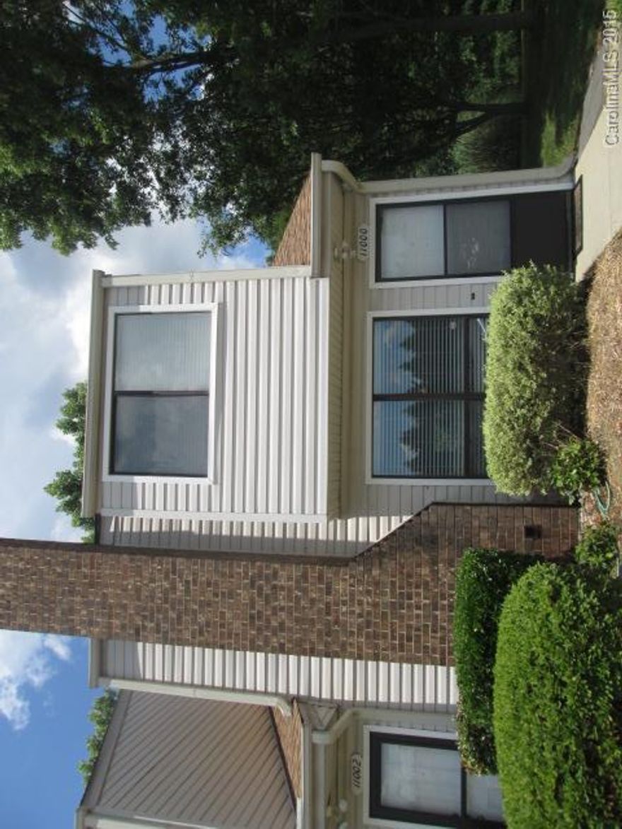 2 bed 2.5 bath end unit with screened porch. Easy access to 485 & Ballantyne area.  Pet fee is per pet that does not exceed 30 lbs.