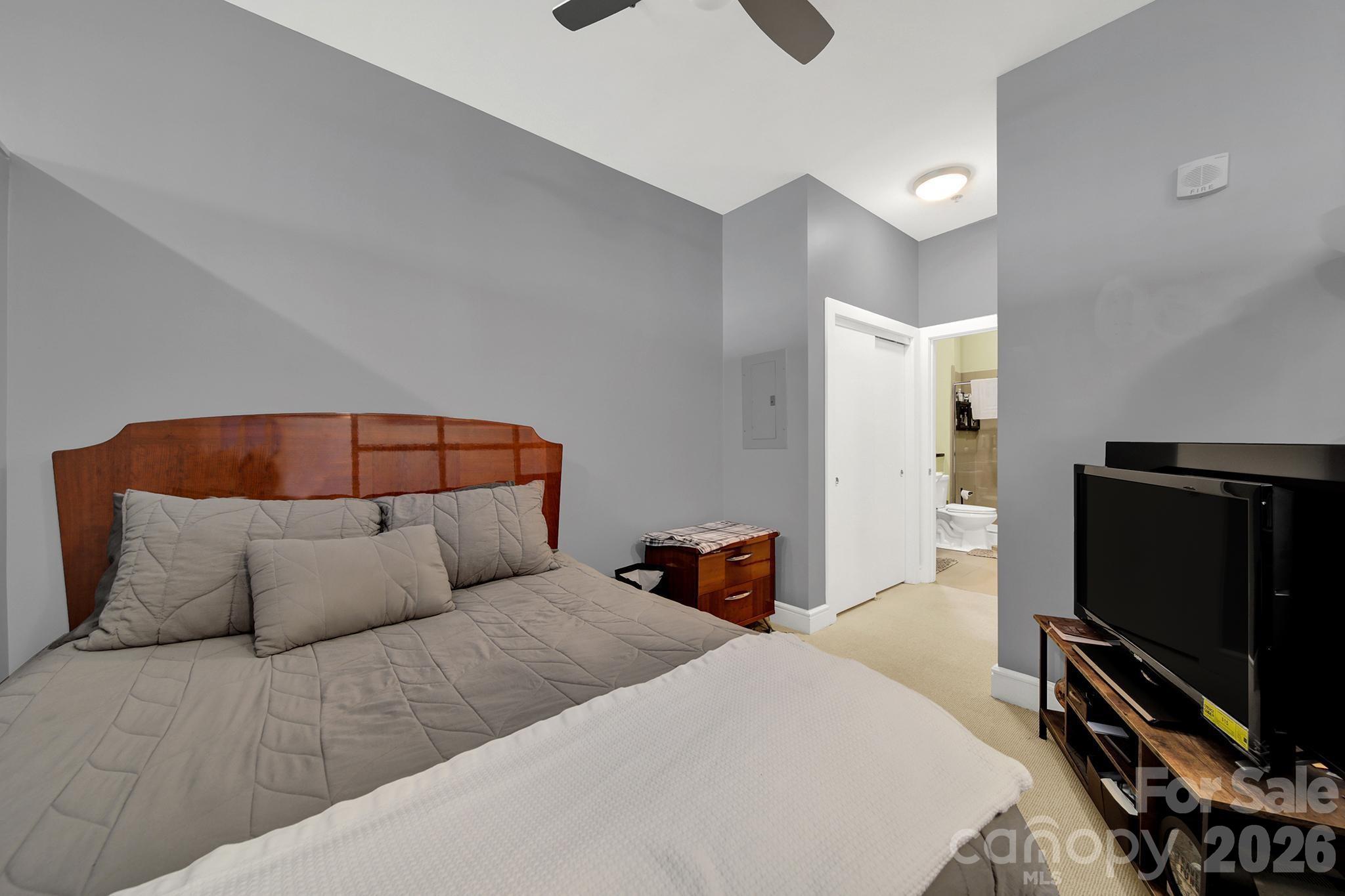 333 W Trade Street 2701