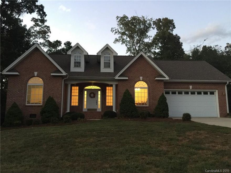 MOVE IN READY! Home totally updated. Great room has a vaulted ceiling, a fireplace and lots of windows for natural light.The patio in the back is two tier.The bottom patio is stamped concrete. Level yard. Desirable Cloverleaf school district. Master bath has a jetted tub and separate shower. Split bedroom layout. Formal dining room. Kitchen open to breakfast area and great room. Kitchen has granite counter tops, pantry, all major kitchen appliances to remain.  Minutes from I-77 and I-40. NO HOA!