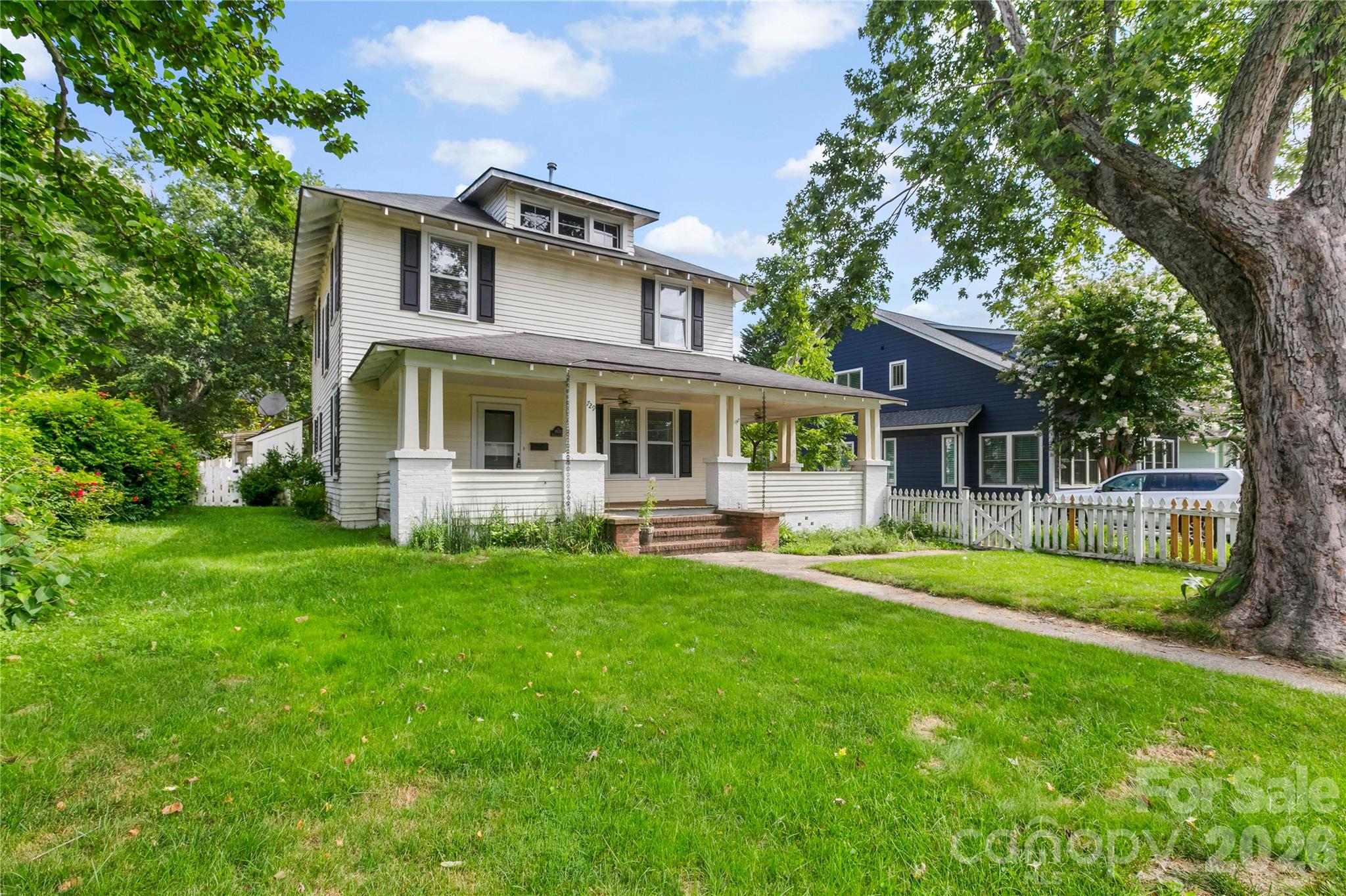 729 5th Avenue W