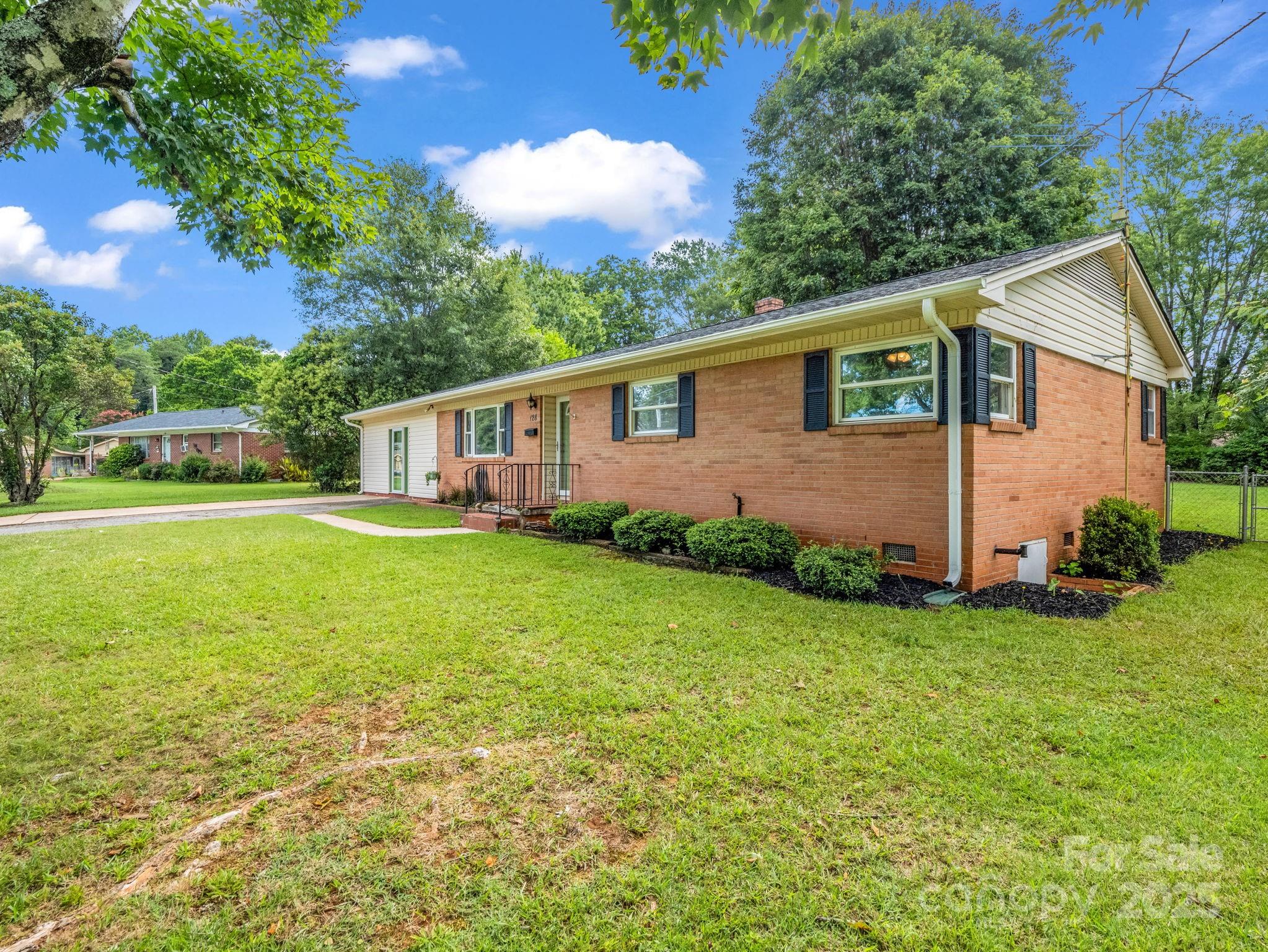128 N Woodland Avenue