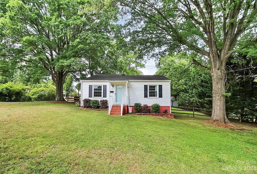 Back on the market at no fault of the sellers! Just what you've been looking for!! Single story home with no HOA in highly desirable downtown Fort Mill, SC! Perfectly situated less than one mile from parks, restaurants, coffee shops, breweries, boutiques and more! This home is nestled on a large corner lot with a fenced-in backyard. Zoned for award winning Fort Mill Schools! New HVAC in 2019! Schedule your appointment to see this gem today!