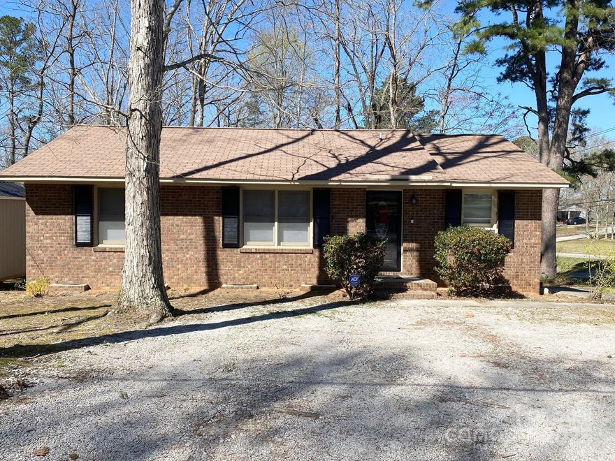 Charming, Move-In Ready Home.  
Step into this beautiful brick home featuring stunning laminate flooring. Enjoy spacious rooms and a generously sized yard. The inviting patio is perfect for your grill, and the gorgeous front door adds a touch of elegance. Plus, there's an attached storage room at the back for added convenience.
Located close to local amenities and within walking distance of downtown, this home offers both comfort and convenience.