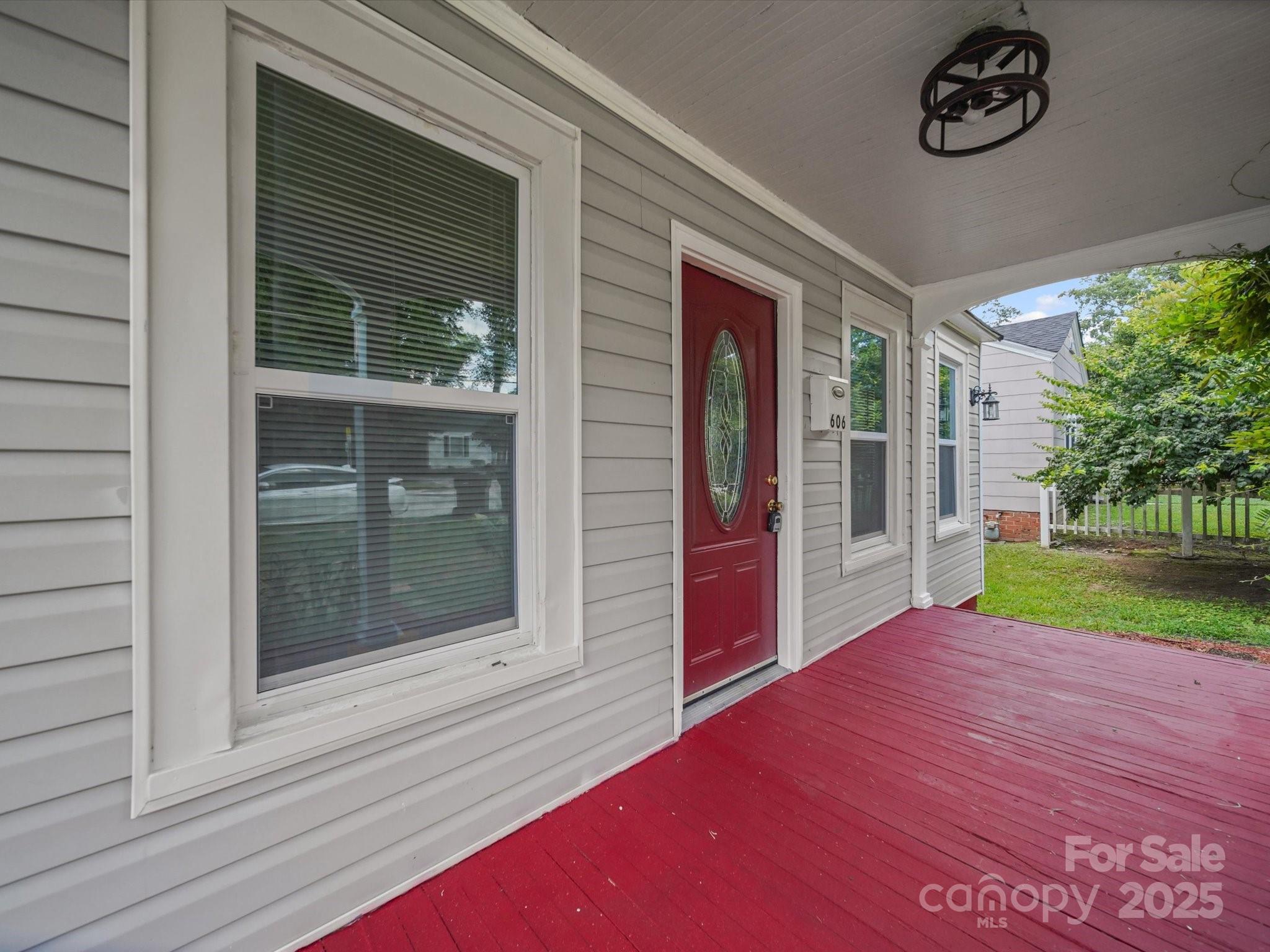 606 E Black Street