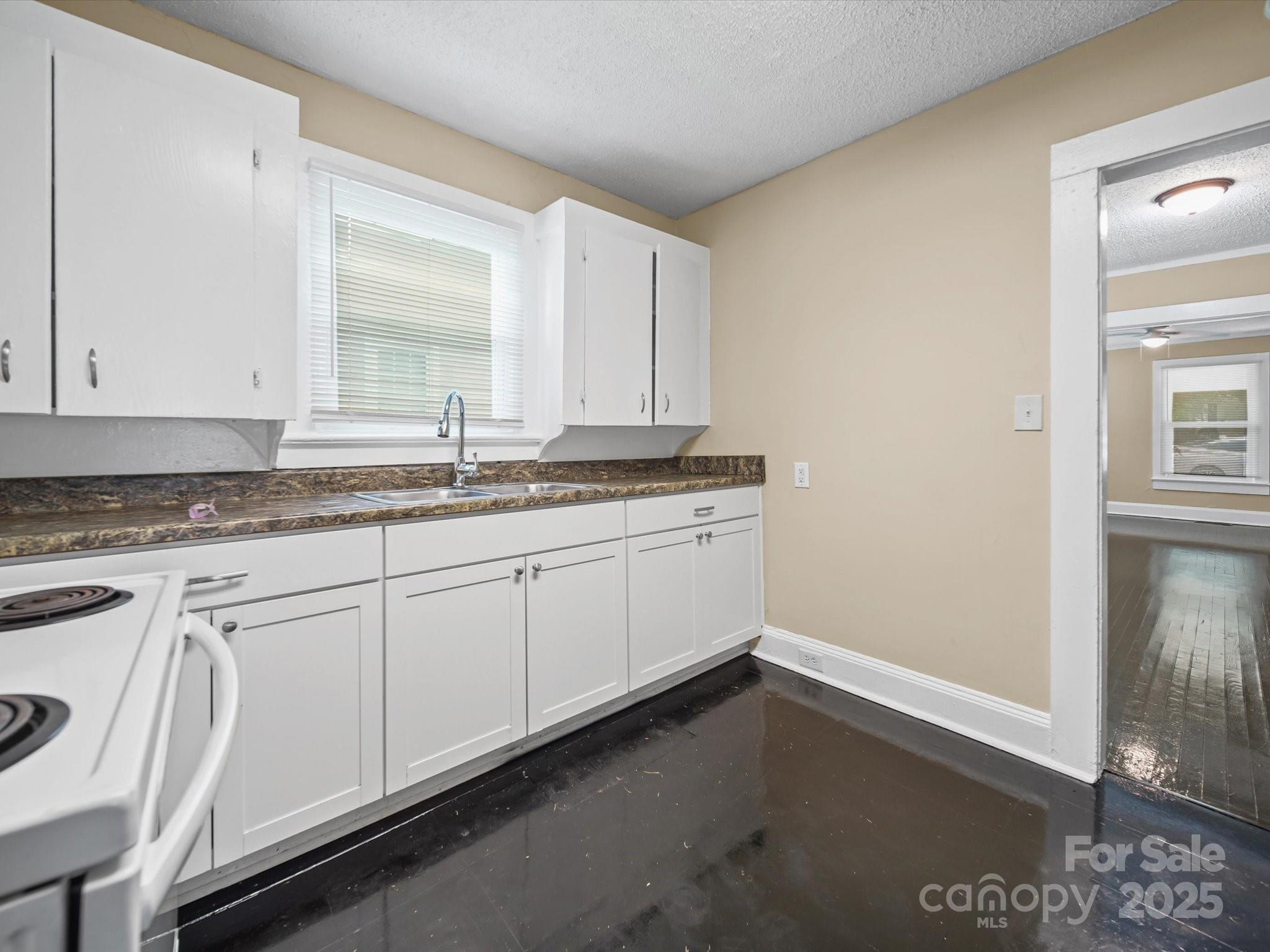606 E Black Street