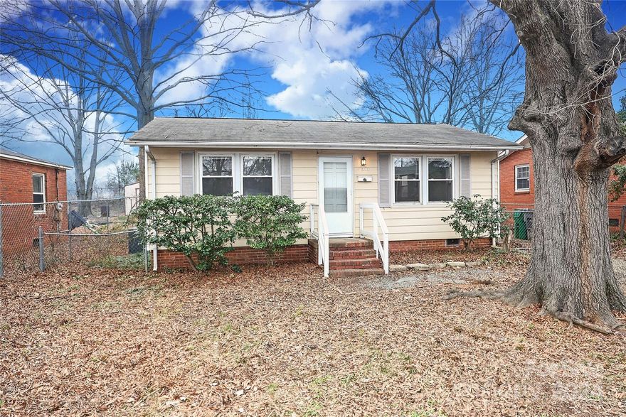 2 bedroom 1 bath investment property in prime West Charlotte location! Minutes from uptown and major highways. Don't miss out on this opportunity!