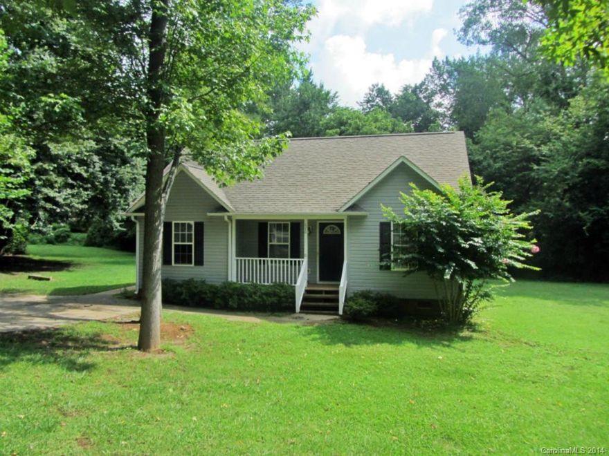 3 bedroom, 2 bath home with in a quiet neighborhood with a split bedroom plan!  Interior features include vaulted ceilings in the family room, kitchen with a breakfast area & open floor plan.  Exterior features include a screened porch on a private lot with .68 acre of land!  Ideal location, convenient to restaurants, shopping, interstate & Cherry Park!