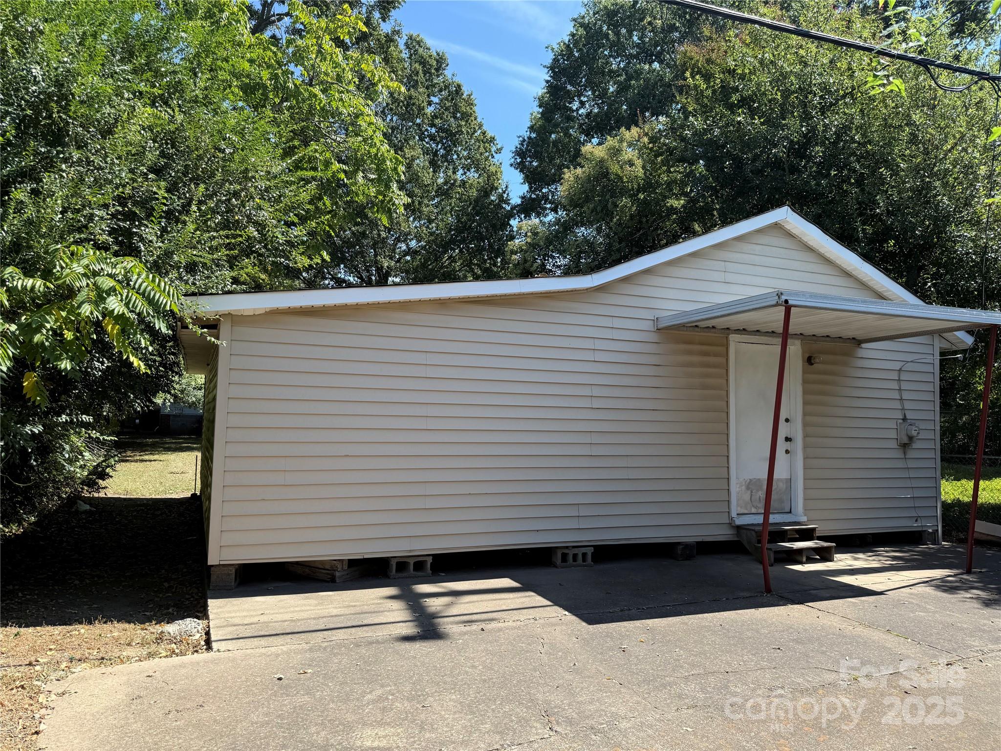 1027 College Avenue Extension