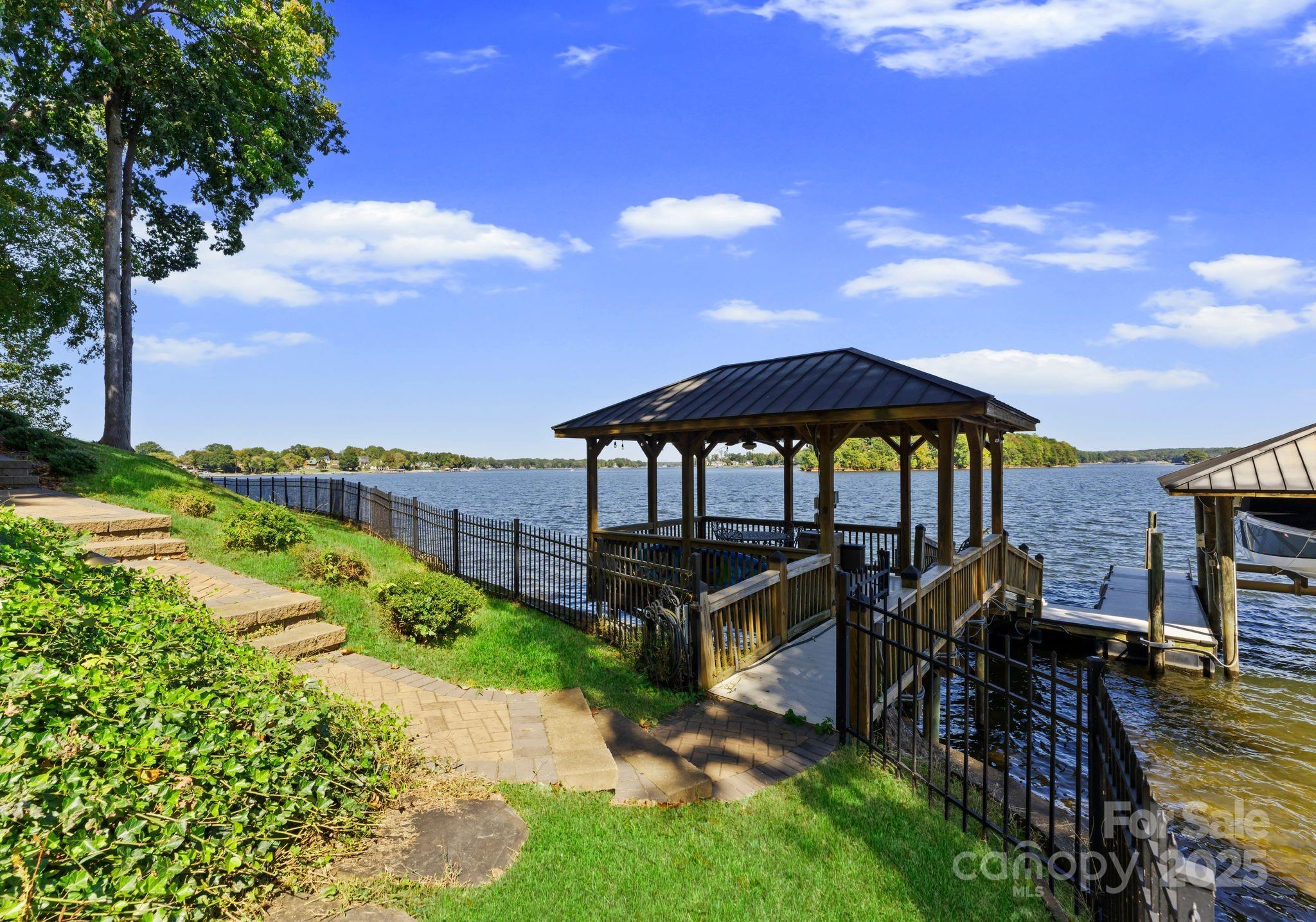 Pinnacle Shores - Residential