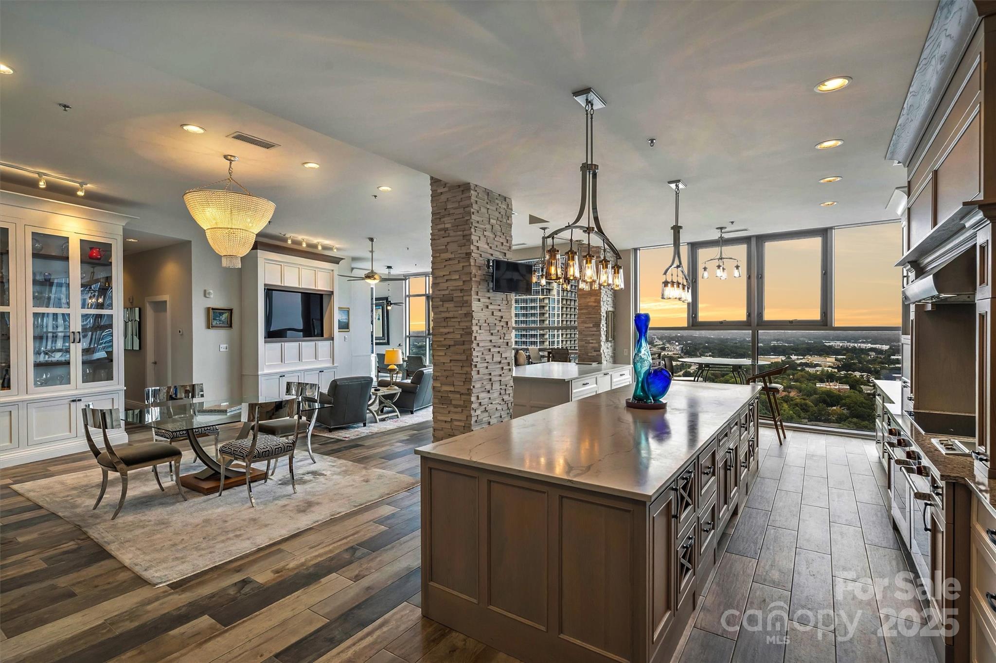 333 W Trade Street 2705