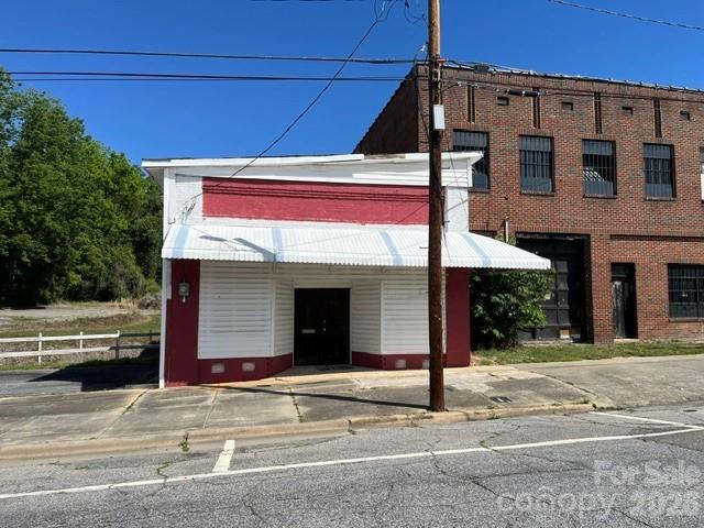 Photo 1 of 17 — 1132 West Avenue NW, Lenoir, NC 28645