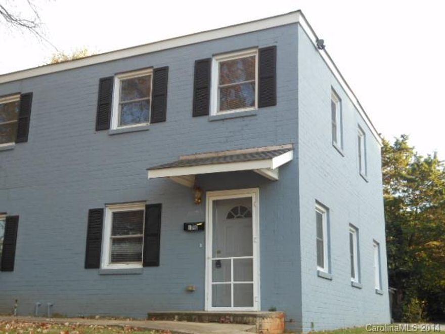 Quaint 2 bedroom / 1 bath duplex in Rock Hill with the added charm of original hardwood floors. Downstairs features a carpeted family room with ceiling fan and an eat-in kitchen with range, refrigerator, and washer / dryer hook-ups. Upstairs features 2 bedrooms with ceiling fans and a full hall bathroom.  Convenient to I-77 and a short commute to Charlotte.