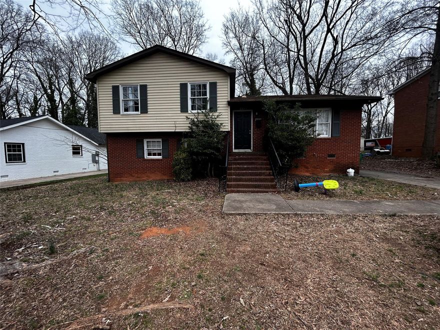 Charming split-level home with a large fenced-in backyard! This home is an excellent investment opportunity, with a tenant already in place generating income from day one, or it's a fantastic choice for homebuyers looking for a property to update and make their own. The interior features a spacious living room, functional kitchen, and three comfortable bedrooms. The location provides easy access to major highways, making it perfect for commuters. With a little bit of TLC, this home can be transformed into the perfect family home or an investment opportunity with great returns. Don't miss out on the chance to own this charming home - schedule a viewing today!